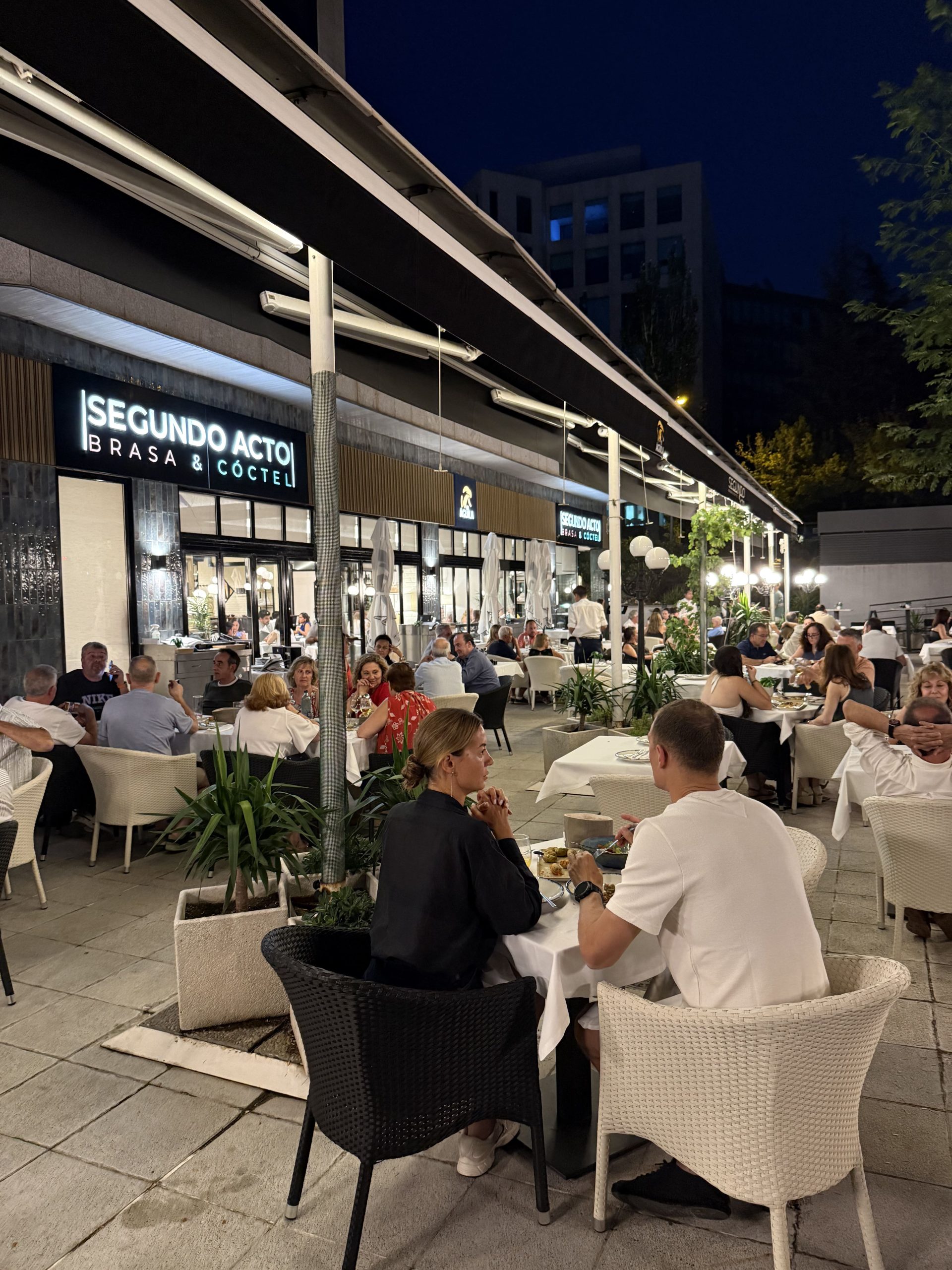Ambiente gastronómico en la terraza de Segundo Acto Madrid